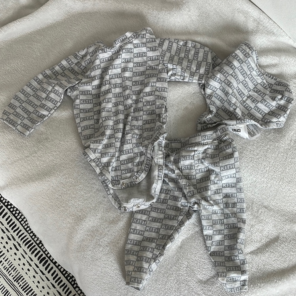 KITH GREY BABY CHILD 3-6 MON ONESIE PANTS BIB BEANIE OUTFIT